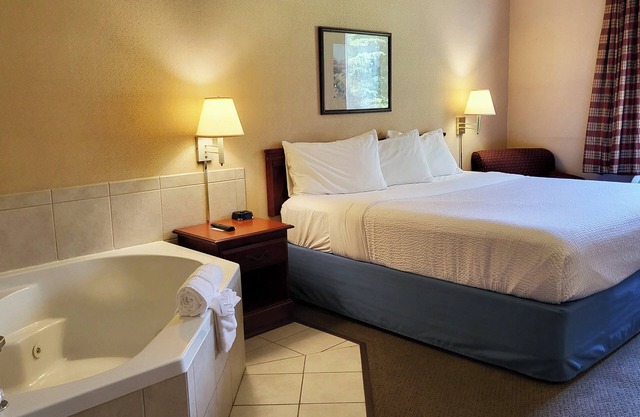 Magnuson Hotel West Liberty