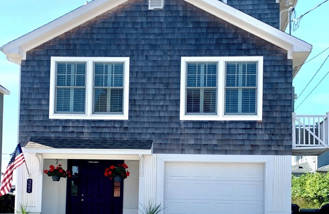 MAIN BEACH ACCESS in GLP! Charming 3-Bedroom House with AC!