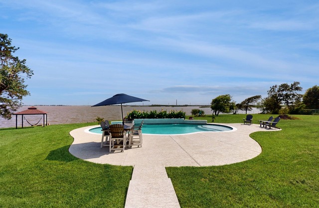 Main home with guest house & private pool