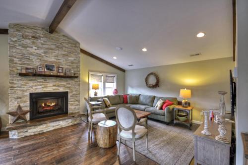 Main Street Cottage - Downtown Blue Ridge - Experience Downtown Living, Cozy King Bed, Full Kitchen, Comfortable Living Room