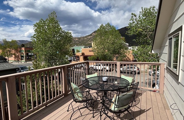 Main Street Retreat-Upstairs-Pet Friendly-Large Deck! STR# 262