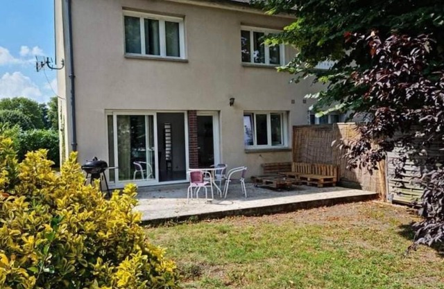 maison centre de bellegarde avec jardin et terrasse équipée d'un salon de jardin et d'un barbecue cuisine équipée 3 chambres avec 2 lits double 140x190 et 2 lits simple chauffage poêle à granulés parking gratuit devant la maison