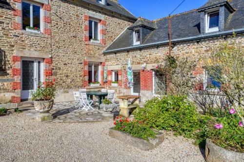 Maison chaleureuse à Pordic avec jardin et cheminée