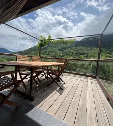 Maison chaleureuse à Saint-Aventin avec jardin et vue montagne