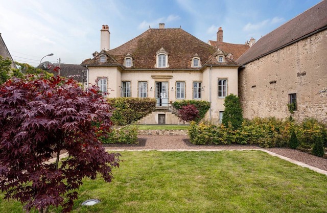 Maison La Cote D’Or - Six Bedroom Villa, Sleeps 12