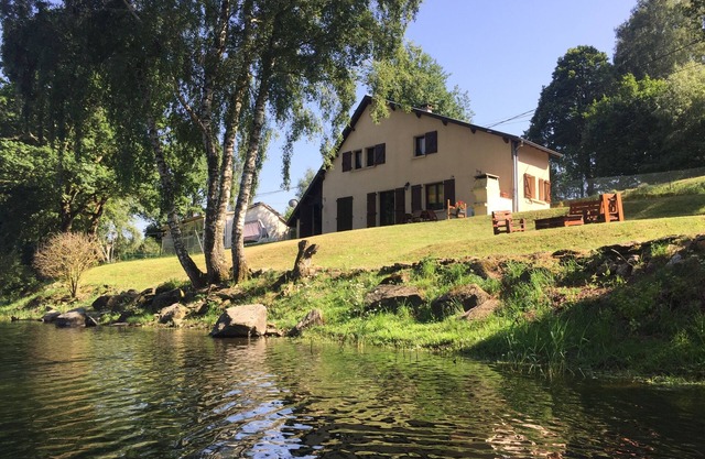 Maison Lac de Pareloup, "THE FEET IN THE WATER"