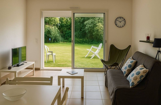 MAISON ROUGE LE PONANT: IN A PEACEFUL NEIGHBORHOOD NEAR THE BEACH AND PORT