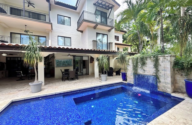 Majestic 4 Br apartment with Private Pool
