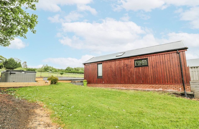 MALLARD LODGE, pet friendly, with hot tub in Galston