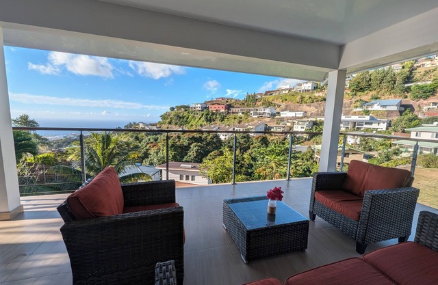 Manapiti on the hill, in luxury residence Pamatai Hills, close to airport