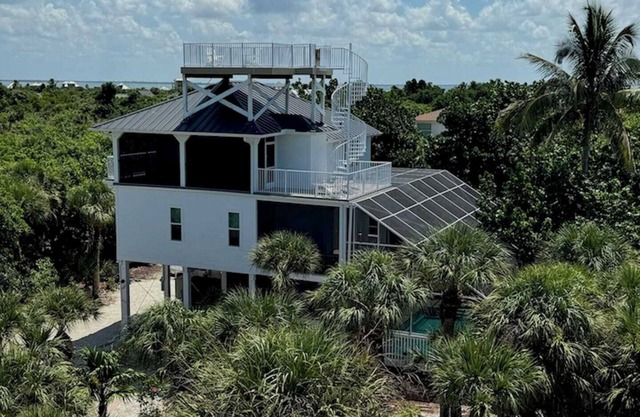 Manatee Haven: Screened-in Pool, Spa and Elevator! 2 Golf Carts