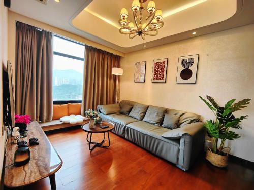 Mangrove Bay Riverside Hill Riverview B&Bl紅樹灣河畔山河景民宿l豪華五房六床高層山景河景l離華發商都商場和港珠澳大橋及拱北澳門關口10分鐘l離橫琴長隆王國25分鐘l樓下北山古城食街
