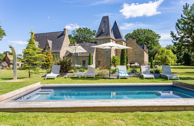 Manoir de Pléac in full 2 cottages and outdoor heated pool and park of 3 Ha