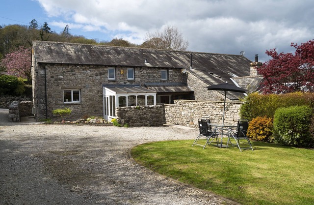 Manor Farm Barn Cottage - Close Lake District & Yorkshire Dales
