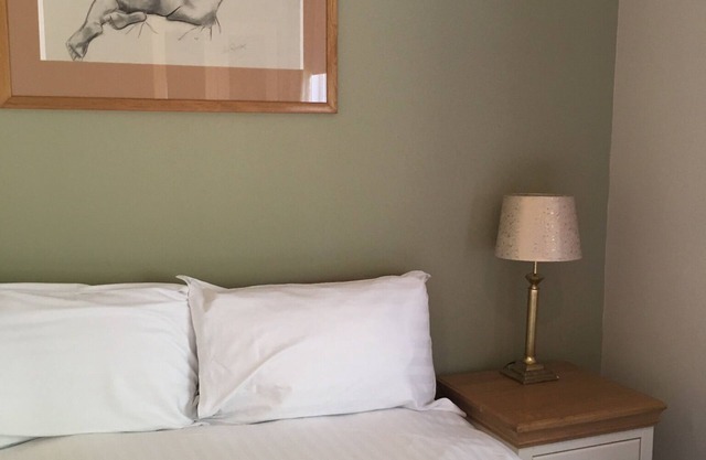 Manor Lodge 10 mins from Cardiff City (sleeps 6-8)