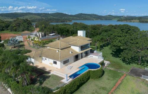 Mansão com vista para lago