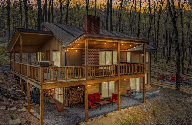 Maple Haven-Escape room, treehouse loft, fire pit, pool access, game room, grill