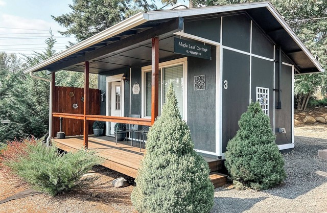 Maple Leaf Cottage with Scenic Views at Maple Way Cabins