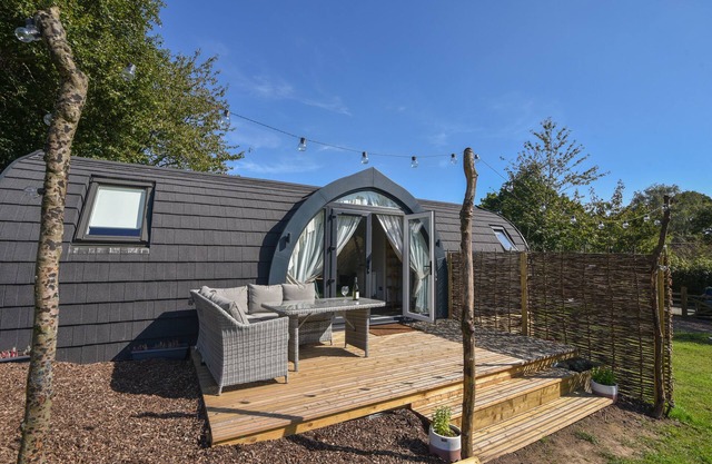 MAPLE, pet friendly, character holiday cottage in Charmouth