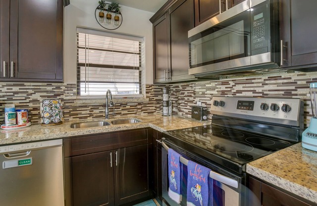 Margate Home w/Hot Tub & Putting Green!