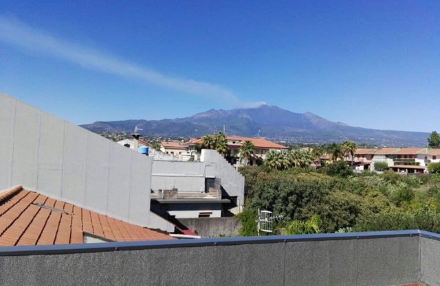 Marigré beautiful vacation home by the sea, garden, relaxation, Wi-fi & terrace overlooking Etna