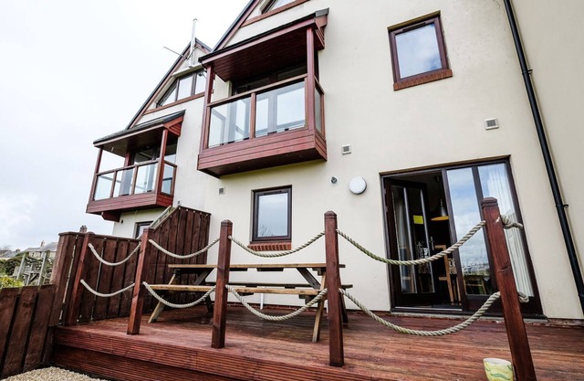 Marina View - Spacious Town House with Views. Pet freindly