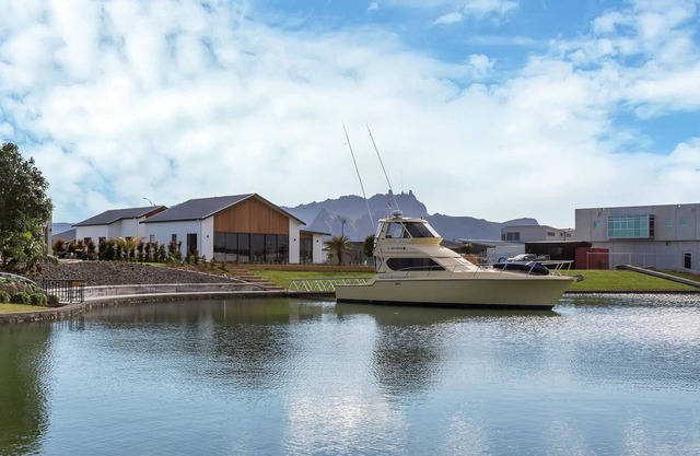 Marsden Cove Canal-Front Holiday House
