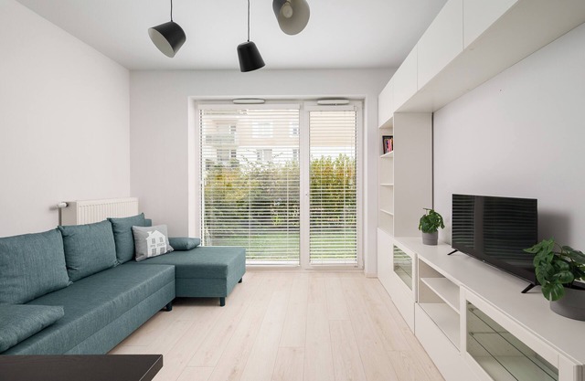 Marywilska Apartment with Garden
