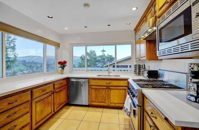 Massive 5 bedroom with views!