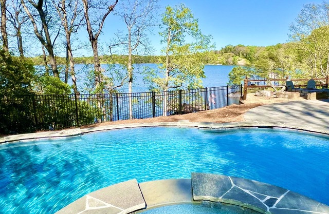 Massive Lakehouse - Infinity Pool, Hot Tubs, Dock, Firepit