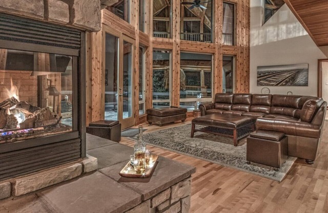Massive Luxury Cabin in Payson!