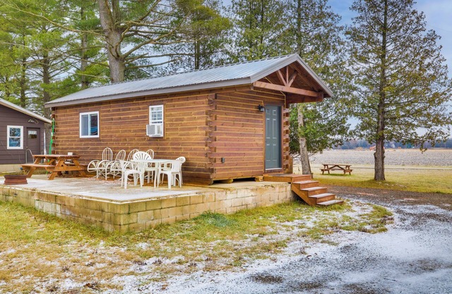 Mauston Studio Cabin ~ 15 Mi to Wisconsin Dells!