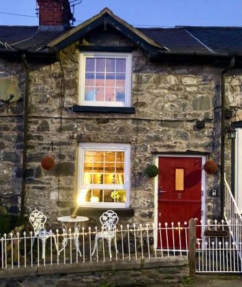 Maytree Cottage. Compact home in Mid Wales.