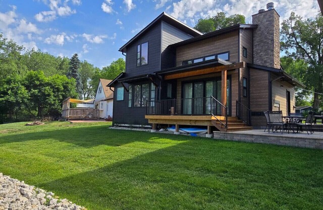 McHenry Riverside Retreat – Comfort & Relaxation
