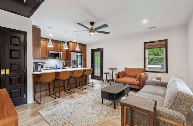 McLean Manor w/Hot Tub (Guest House)
