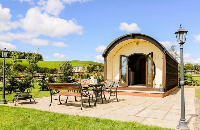 Meadow View - Glamping pod sleeping 2 guests, Pet Friendly