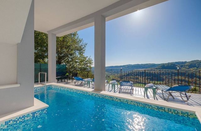 Mediterranean apartment with panoramic views, pool, private parking, barbecue