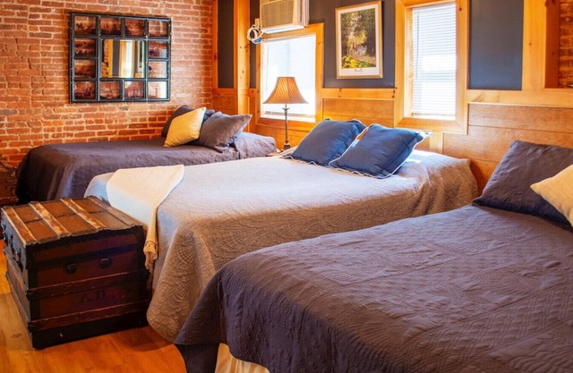 MEGA See NY NOW - Midtown 9 Bedrooms, 18 Beds, 5 Bathrooms, 2 Kitchens-Sleeps 35