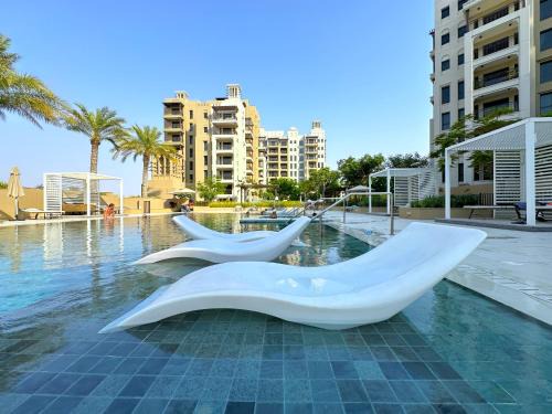 MegaLuxury Flat Resort, Amazing Pool, Burj direct View