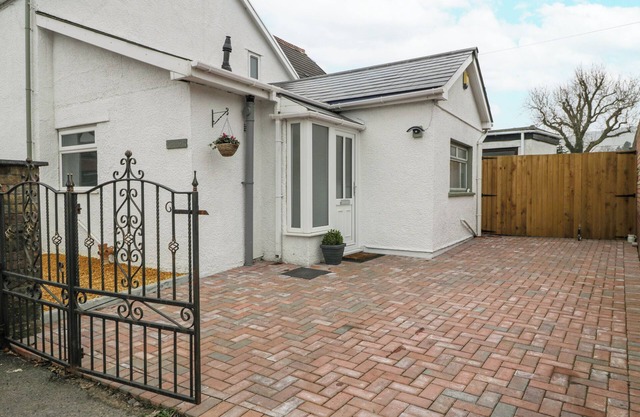 MEILLION, pet friendly, with a garden in Hirwaun