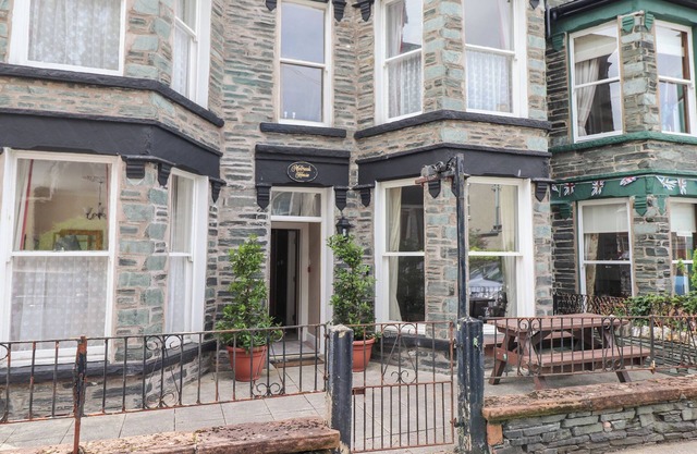 MELBREAK HOUSE 1, pet friendly, with a garden in Keswick