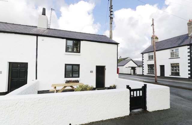 MENAI COTTAGE, pet friendly, character holiday cottage in Brynsiencyn