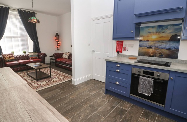 MENEAGE HOUSE, pet friendly, with a garden in Helston