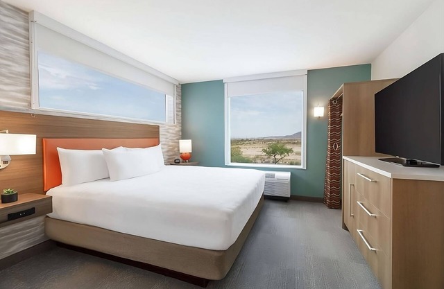 Mesa's Hidden Gem! Free Breakfast, Outdoor Pool, Pets Allowed, Free Parking!
