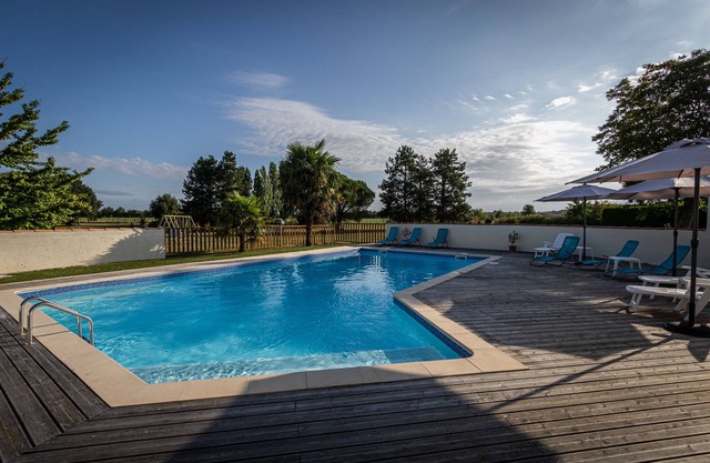 Metal, Gîte de Charme, Climatisé, Piscine et Grand Terrain, 30 Minutes de Royan