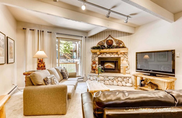 Meticulously Appointed Spacious Condo - Ideal Location Near Town/Slopes SDW5