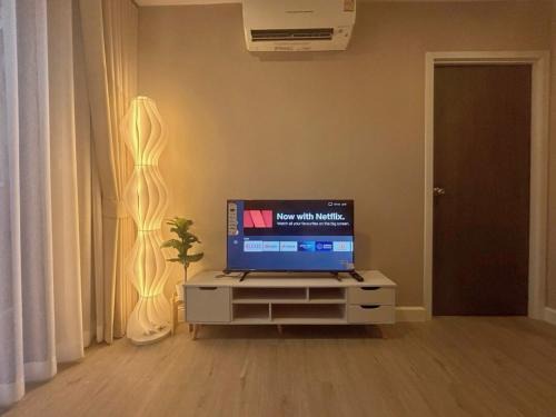 Metro luxe riverfront resort style condo