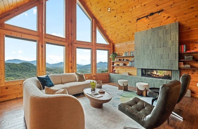 Mid-Century Decor Cabin with Stunning Views