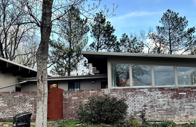 Mid Century gem, under the flatirons. in South Boulder