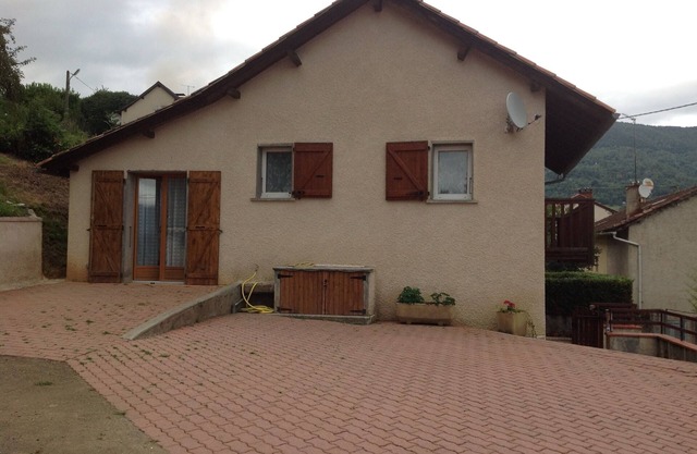 Mid-mountain chalet in a small hamlet in the Ariège region (pets welcome)